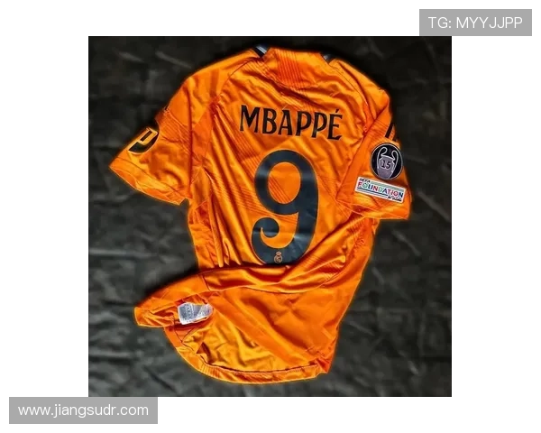 皇马下季主场球衣白绿粉亮相